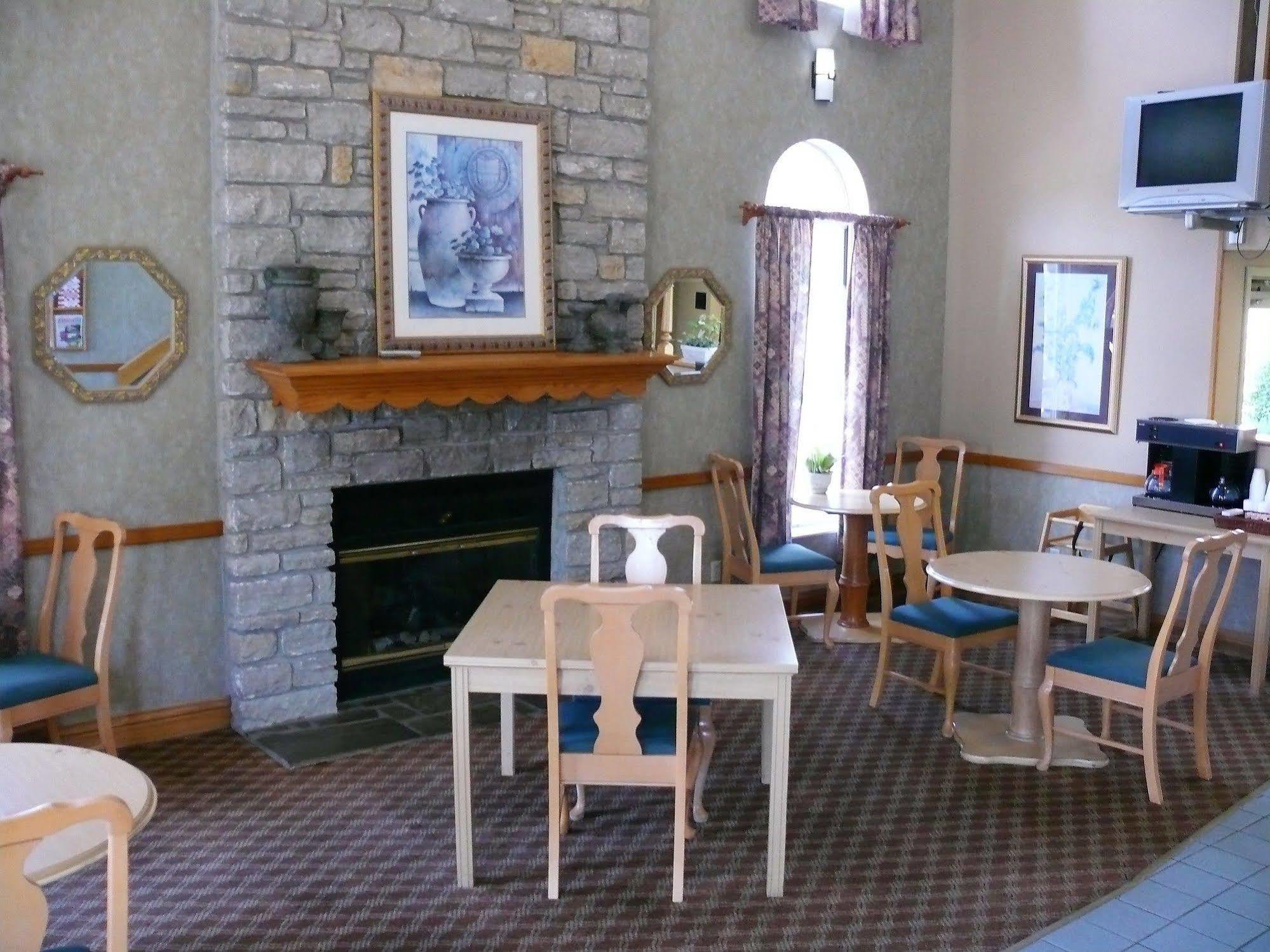 The Woodridge Inn Connersville ภายนอก รูปภาพ